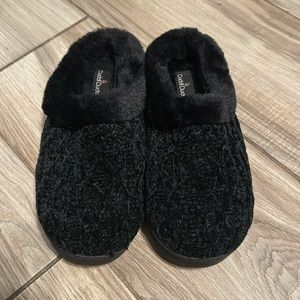 Black fuzzy slippers